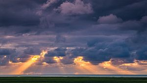 Sonnenstrahlen über dem Wattenmeer