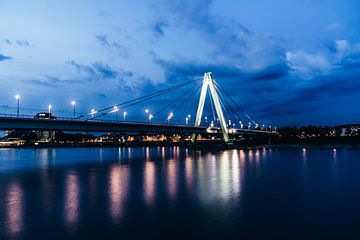 Severinsbrücke op het blauwe uur van Tom Voelz