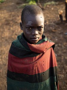 Junge Karamojong-Kriegerin in Moroto, Uganda von Teun Janssen