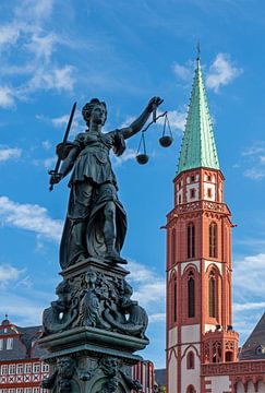 Standbeeld van Justitie en Nikolaikerk in Frankfurt van ManfredFotos