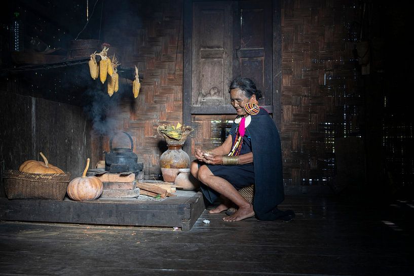 Chin vrouw met getatoeëerd gezicht in Myanmar van Antwan Janssen