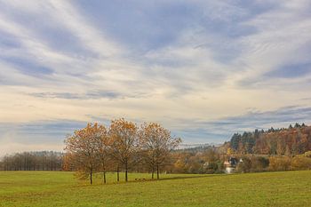 Herbstliche Landschaft mit Hofgut Dauenberg bei Eigeltingen im Hegau
