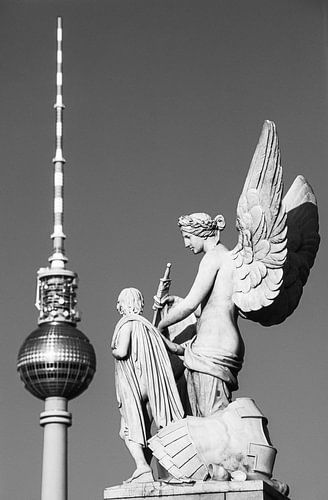 Fernsehturm und ein Engel der Schlossbrücke in Berlin von Werner Dieterich