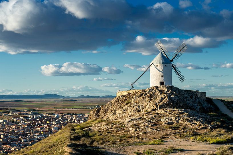 Historische windmolen van Don Quichot, in La Mancha (Spanje). van Carlos Charlez