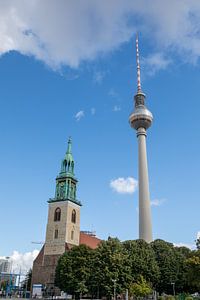 Berlin - Fernsehturm und St. Marienkirche am Alexanderplatz