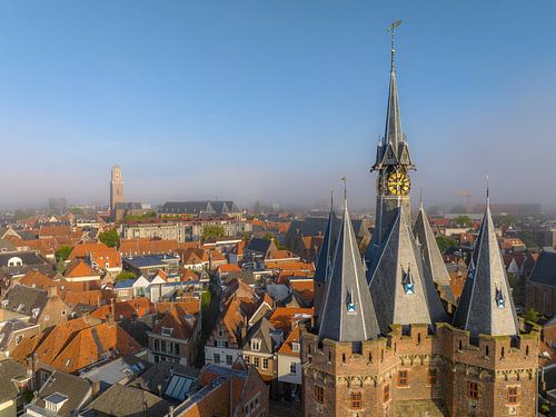 Sassenpoort oude poort in Zwolle tijdens een zomer zonsopkomst