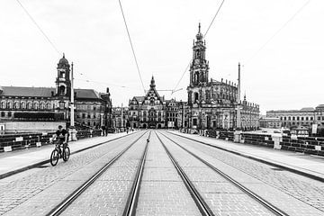 Vanaf de augustusbrug in Dresden blik op Hofkerk en oude centrum