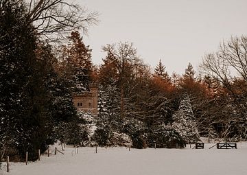 Sneeuwlandschap met kasteeltje van Aline van Helden
