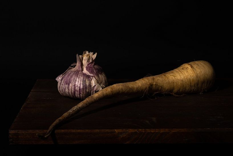Stilleven van knoflook en pastinaak van Leoniek van der Vliet