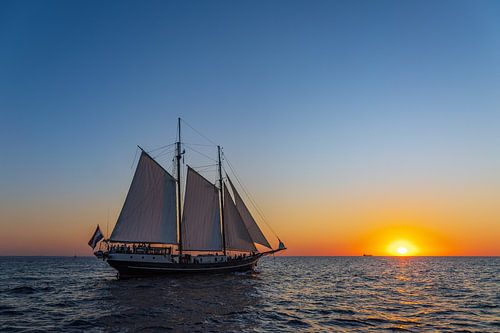 Zeilschip in de zonsondergang bij de Hanse Sail in Rostock
