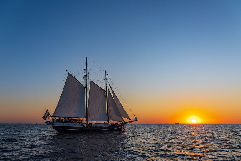 Segelschiff im Sonnenuntergang auf der Hanse Sail in Rostock von Rico Ködder