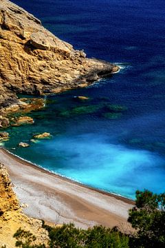 Einsamer Strand auf Mallorca in dramatischem Licht mit blauen türkisen Wasser
