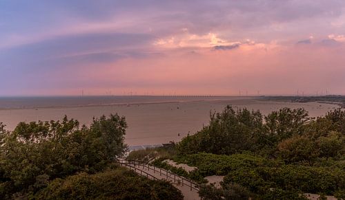 Gekleurde lucht met de Oosterscheldekering 2