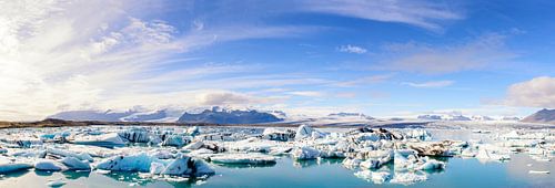 Jökulsárlón gletsjer lagune met ijsbergen in IJsland panorama