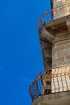 Balkons tegen een blauwe lucht van Anne Ponsen
