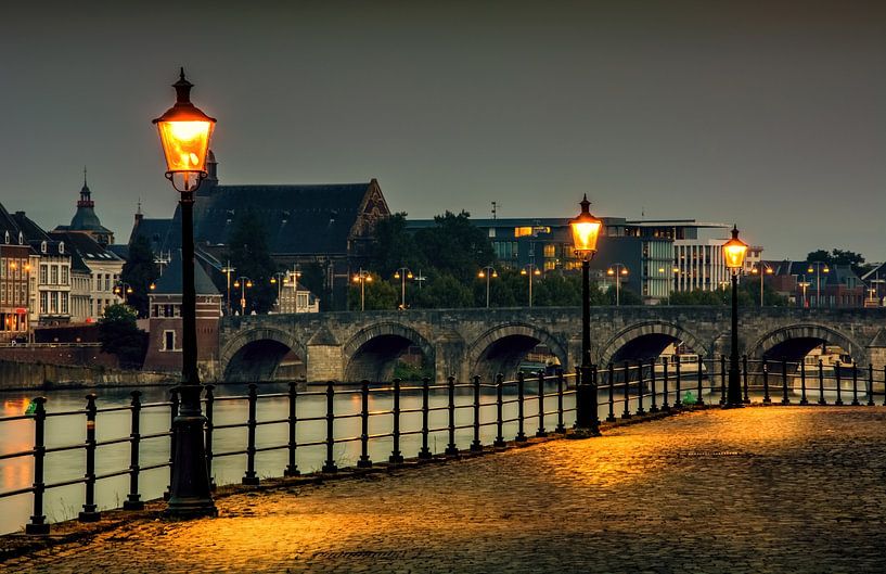 Die Steinmauer Maastricht Blick Sint-Servaas Brücke von Geert Bollen