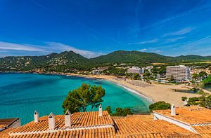 Vue de la côte sur la baie et la plage de Canyamel, à Majorque, en Espagne, sur Alex Winter