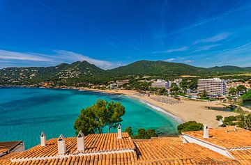Blick auf die Bucht und den Strand von Canyamel, Mallorca, Spanien, von Alex Winter