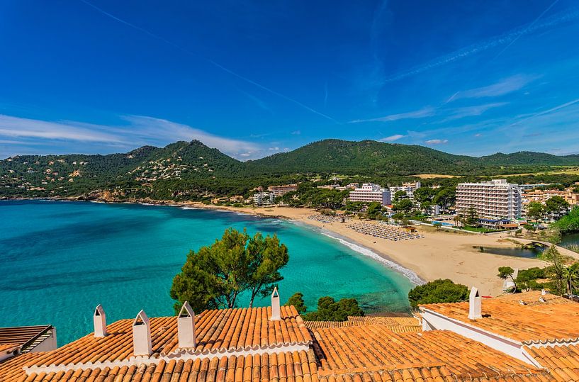 Kustuitzicht van baai en strand in Canyamel Majorca Spanje, van Alex Winter