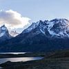 Die Sonne verschwindet hinter den Bergen des Torres del Paine von Lennart Verheuvel