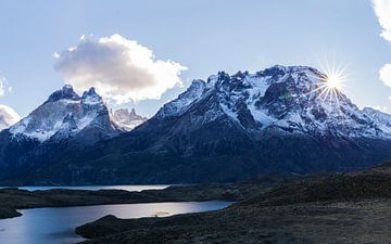 Zon verdwijnt achter de bergen van Torres del Paine van Lennart Verheuvel