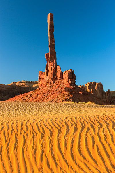 Zonsopkomst bij totempaal in Monument Valley van Henk Meijer Photography