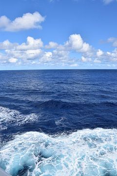 De zee onder een blauwe hemel van Claude Laprise