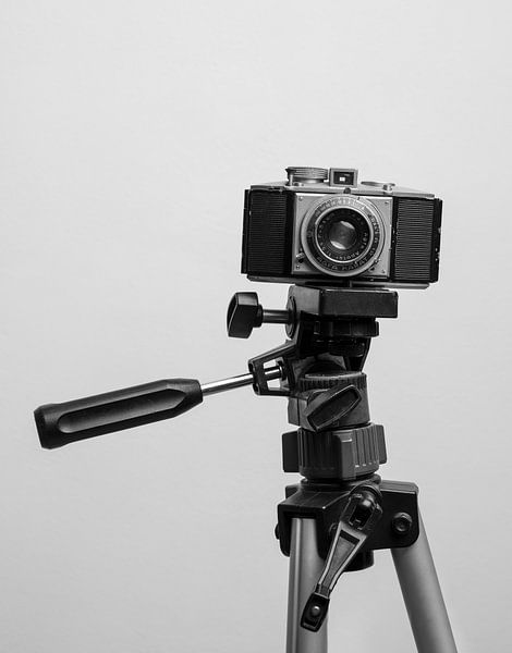 Say cheese! Vintage camera op statief van Misty Melodies op canvas ...