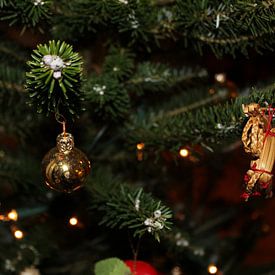 kerstboom met kerstbal en (kerst)engel van UN fotografie
