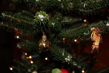 kerstboom met kerstbal en (kerst)engel van UN fotografie