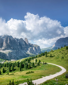 Berglandschaft der Dolomiten und Wanderweg am Grödner Pass