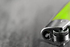 Close-up van aansteker op houten tafel