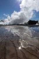 Een wolk en hete stoom boven Midway Geyser Basin