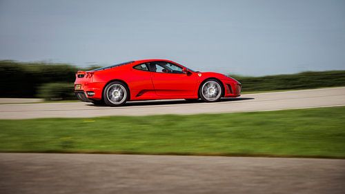 Rood Ferrari F430 in actie op het circuit