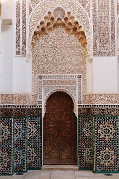 Houten deur in de Ben Youssef Madrasa van Marrakech
