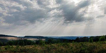 Éclairage éthéré : rayons de soleil sur les contours des collines sur AVP Stock