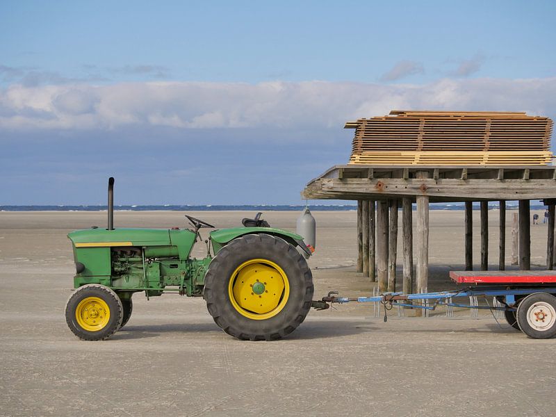 Tracteur sur la plage par Robin Jongerden