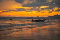 Schöner Sonnenuntergang am Strand von Aon Nang in Thailand.