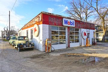 Gas station on the Route66 with 1940 Chevrolet by Tineke Visscher