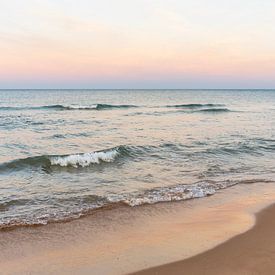 Pastellfarbene Küstenlinie - Gelassene Küstenfotografie von Dagmar Pels