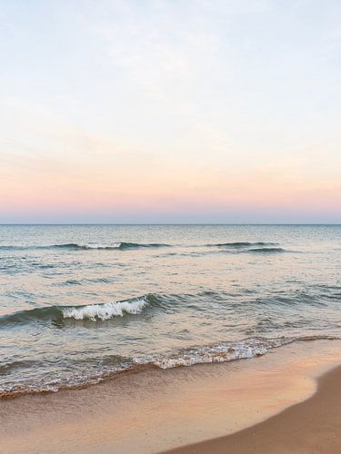 Pastellfarbene Küstenlinie - Gelassene Küstenfotografie von Dagmar Pels
