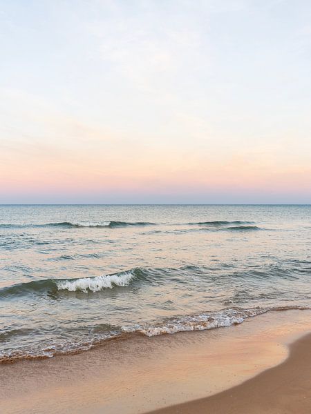 Pastellfarbene Küstenlinie - Gelassene Küstenfotografie von Dagmar Pels
