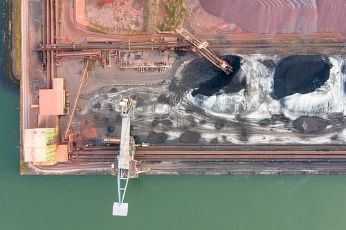 Ertsoverslag van bovenaf in de Rotterdamse haven