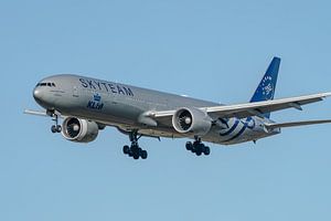 Eine Boeing 777-300 der KLM (PH-BVD) in SkyTeam-Farben, fotografiert kurz vor der Landung auf der Po