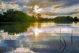 Ein friedlicher Sonnenuntergang über dem Fluss IJssel von Bram de Jong