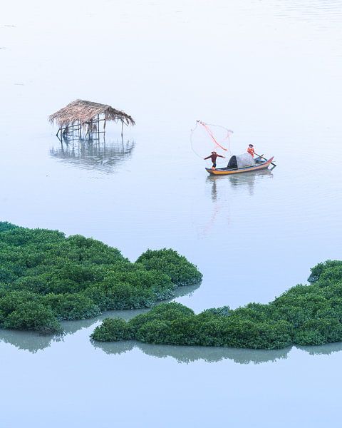 Bateau de pêche dans la mangrove par Rudmer Hoekstra