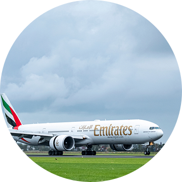 Boeing 777 van Emirates Airline landt op Schiphol