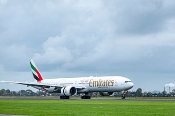 Boeing 777 van Emirates Airline landt op Schiphol
