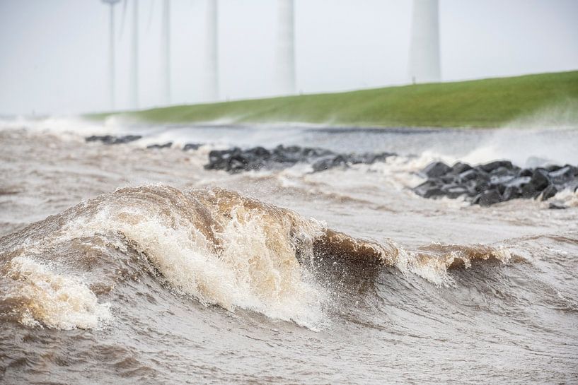 Windturbines aan de IJsselmeeroever in een storm van Sjoerd van der Wal Fotografie