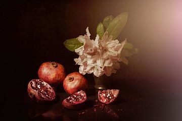 Fröhliches Frühlingsstilleben mit Granatäpfeln und Rhododendron . von Saskia Dingemans Awarded Photographer